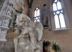 Putto di marmo nel Duomo di Rimini (Tempio Malatestiano)
