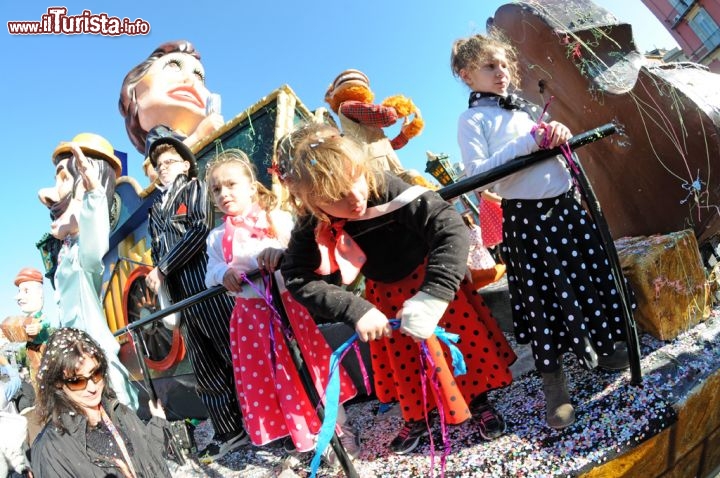 Bambini sui carri: il Carnevale di Nizza è una manifestazione adatta alle famiglie con bambini