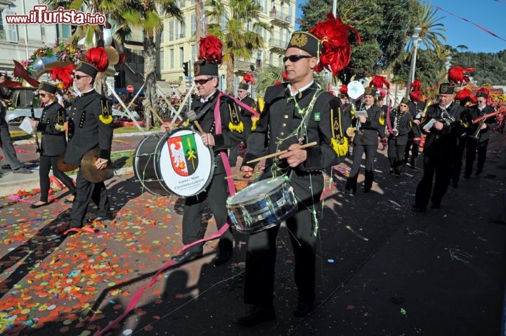 Banda musicale sul lungomare di  Nizza durante il Carnevale