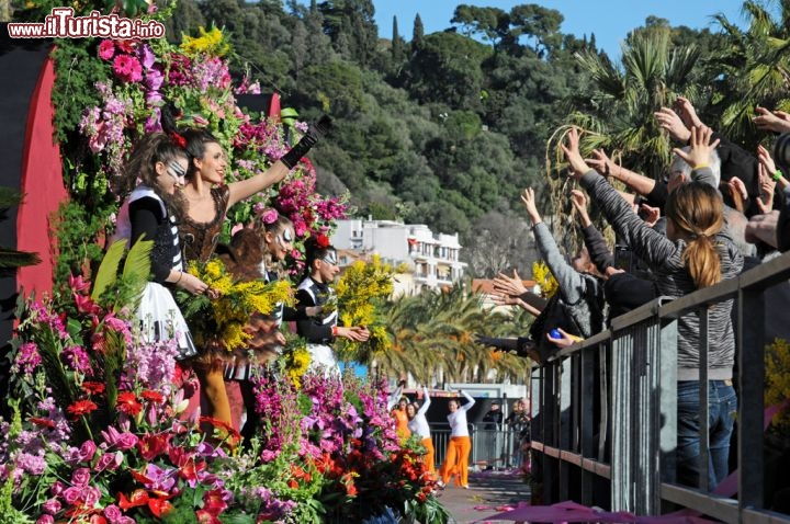 Una Battaglia dei fiori durante il Carnevale di Nizza
