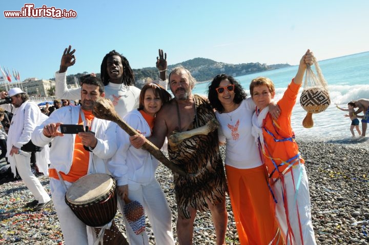 Carnevale in spiaggia a Nizza, a volte anche a febbraio è possibile mettersi in costume a riva del mare