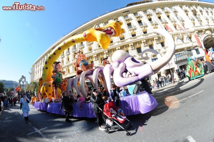 Carro Neolitic boys band durante una parata del Carnevale di Nizza