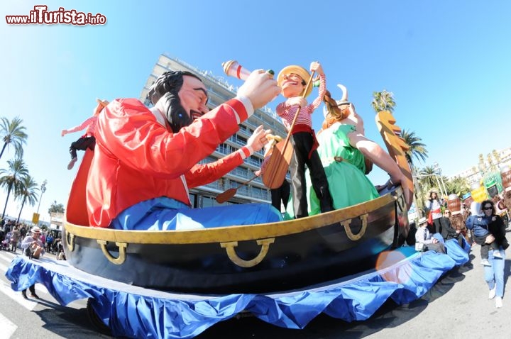 Un carro dedicato a Pavarotti durante il Carnevale di Nizza