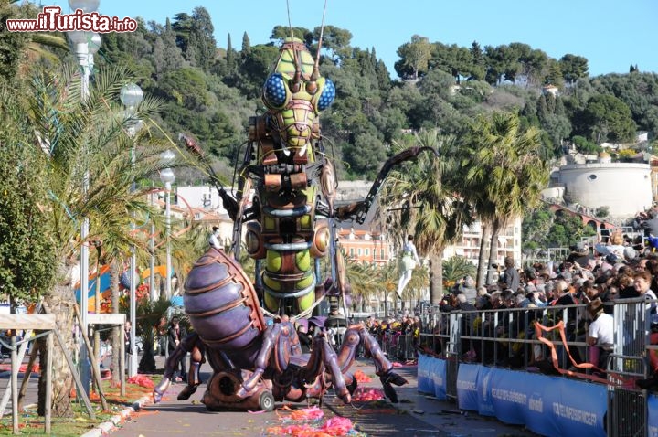 Uno dei carri della battaglia dei fiori a Nizza