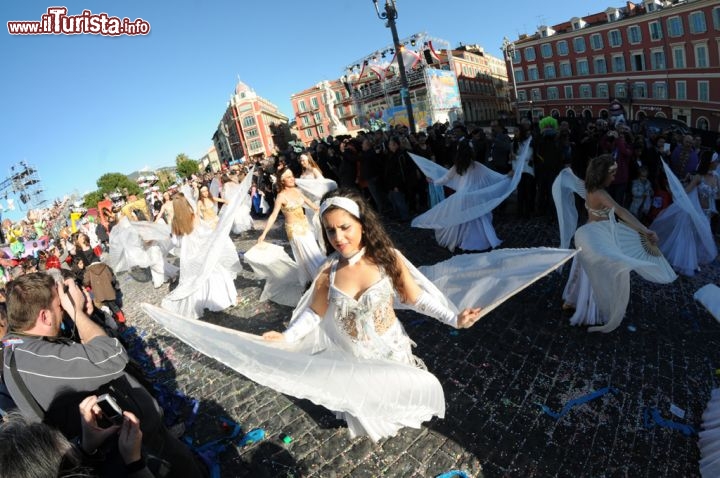 Danzatrici sul lungomare del Carnevale Nizza