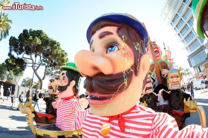 Dettaglio di alcune maschere durante la sfilata sul lungomare di Nizza, durante il carnevale