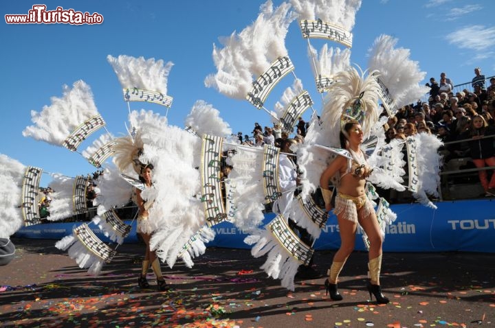 Esibizione di alcune ballerine durante la battaglia dei fiori del Carnevale di Nizza