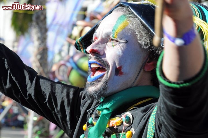 Una maschera al Carnevale di Nizza. Fotografata durante la battaglia dei fiori