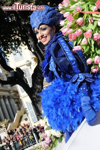 Una Miss a bordo di un carro allegorico durante il Carnevale di Nizza