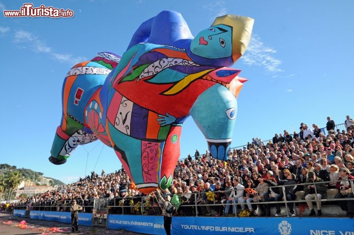 Un grande pallone colorato sulle tribune del lungomare, in attesa della battaglia dei fiori del Carnevale di Nizza