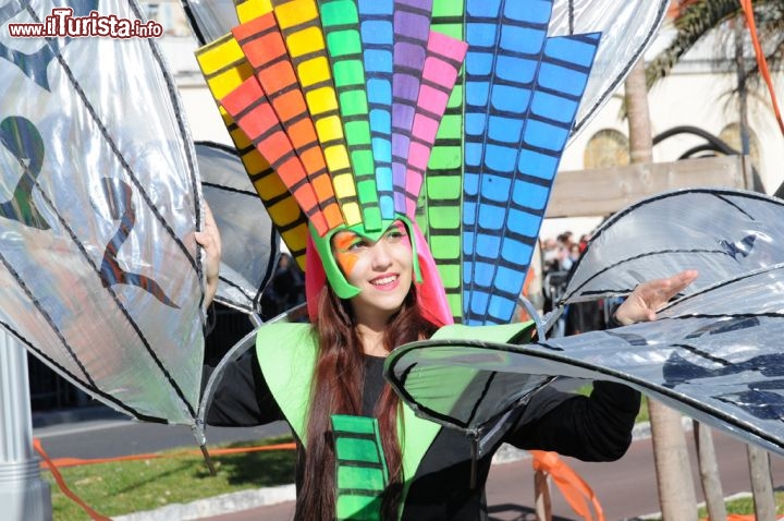 Particolare di una maschera nel colorato Carnevale di Nizza