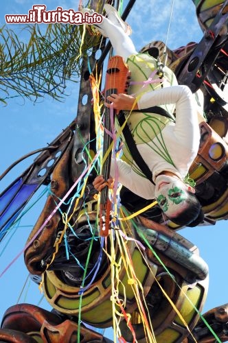 Particolare di una ragazza che compie acrobazie durante la sfilata del Carnevale di Nizza