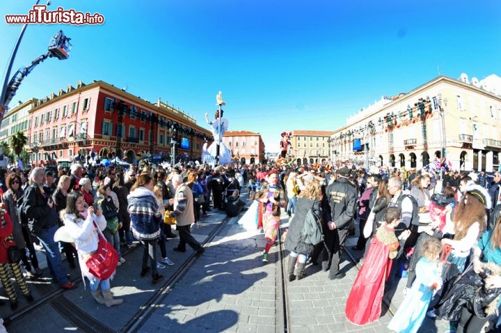 Pubblico durante la sfilata di carnevale a Place Massena a Nizza