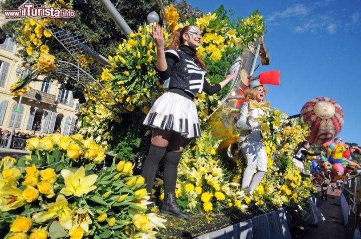 Battaglia dei fiori del Carnevale di Nizza: ragazze su di uno dei tanti carri floreali