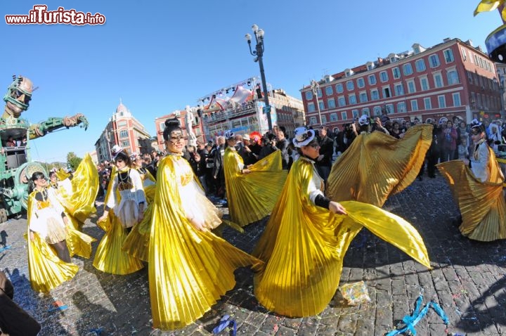 Ragazze sfilano in maschera di carnevale nel centro di  Nizza in Francia