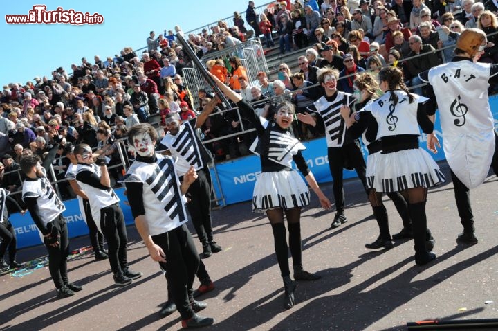 La sfilata ufficiale d'apertura del Carnevale di Nizza