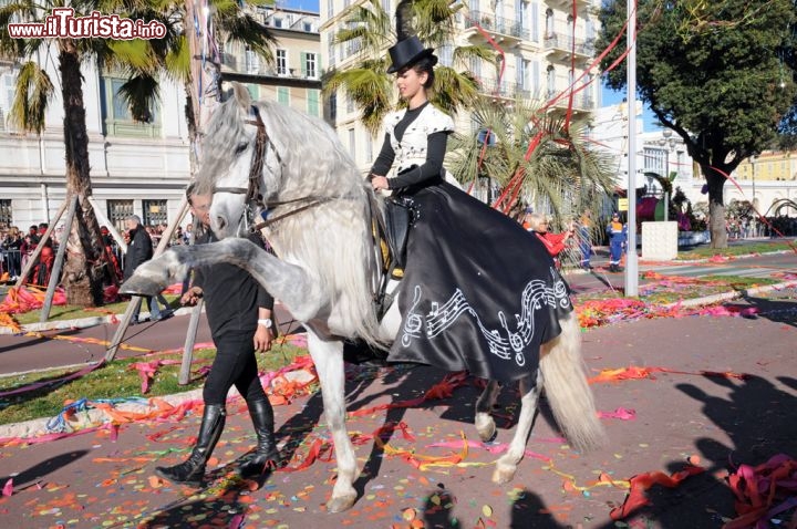 Sfilata equestre a Nizza, durante una delle battaglie dei fiori del periodo di carnevale