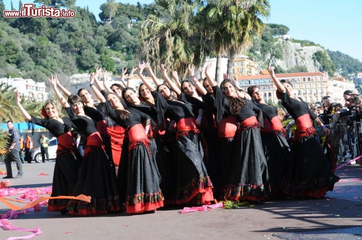Sfilata di ballerine di flamenco sulle strade della città di Nizza in Costa Azzurra, durante il periodo di carnevale