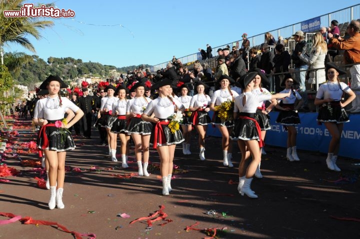 La sfilata delle  majorettes sul lungomare, durante il Carnevale di Nizza