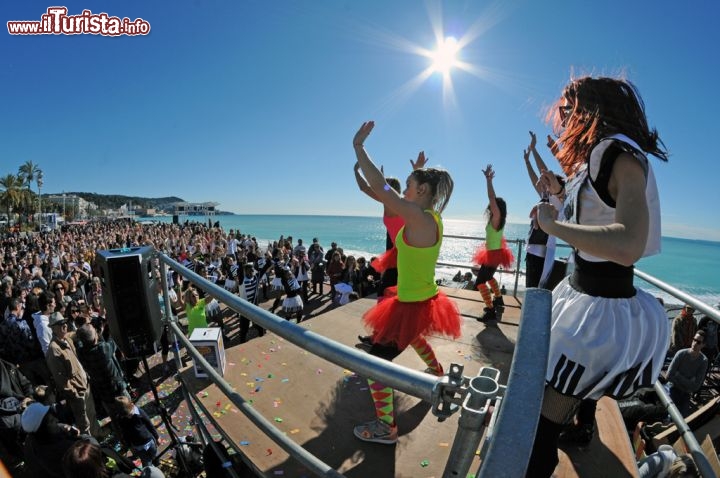 Tra una sfilata e una battaglia dei fiori, la spiaggia di Nizza s'accende di eventi dance, come ad esempio una zumba collettiva in riva al mare di Nizza