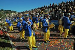 Una banda musicale italiana sfila davanti alle ...