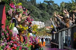 Una Battaglia dei fiori durante il Carnevale ...