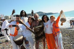 Carnevale in spiaggia a Nizza, a volte anche ...