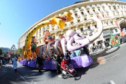 Carro Neolitic boys band durante una parata del ...