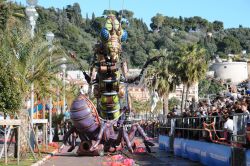 Uno dei carri della battaglia dei fiori a Nizza ...