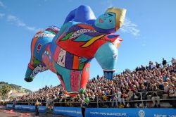 Un grande pallone colorato sulle tribune del ...