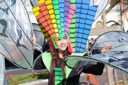 Particolare di una maschera nel colorato Carnevale ...