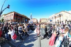 Pubblico durante la sfilata di carnevale a Place ...