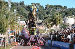 Uno dei carri della battaglia dei fiori a Nizza ...