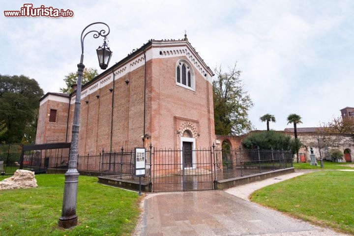 Immagine Esterno della piccola Cappella degli Scrovegni a Padova, che ospita alcuni degli affreschi più famosi di Giotto - © vvoe / Shutterstock.com