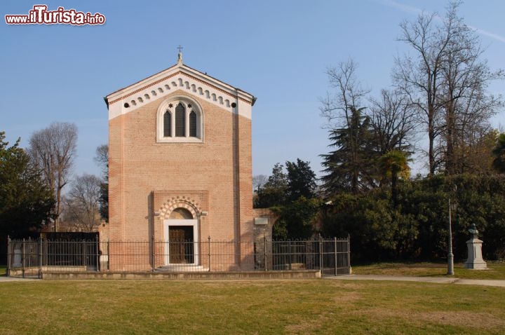 Immagine La semplice facciata della Cappella degli Scrovegni a Padova, si trova a nord del centro storico - © vesilvio / Shutterstock.com