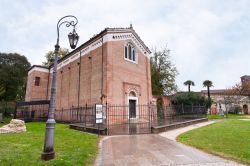 Esterno della piccola Cappella degli Scrovegni a Padova, che ospita alcuni degli affreschi più famosi di Giotto - © vvoe / Shutterstock.com