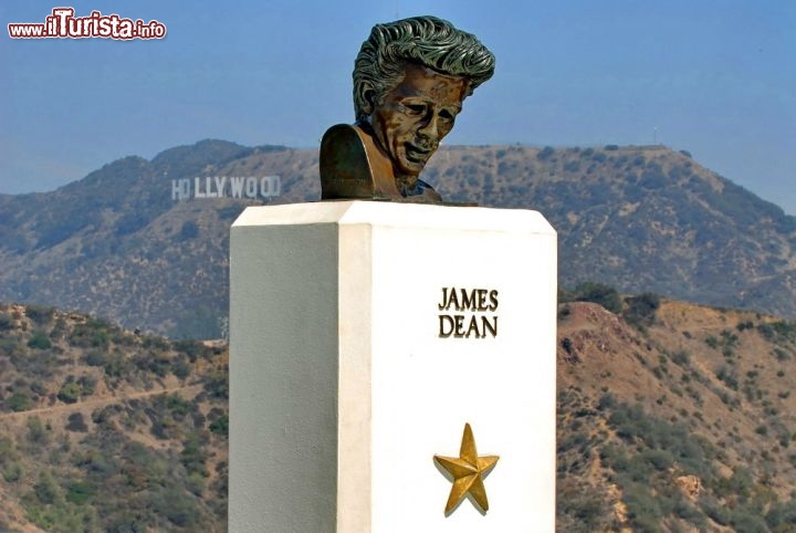 Immagine Busto di James Dean al Griffith Observatory, sullo sfondo la scritta di Hollywood. Il busto ricorda che in questo luogo vennero girate alcune scene di Gioventù bruciata,  il penultimo film dell'attore statunitense, prematuramente morto nel 1955 in un incidente automobilistico - © Peter Weber / Shutterstock.com