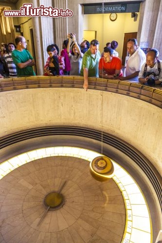 Immagine L'esperimento del Pendolo di Foucault presso il Griffith Observatory di Los Angeles - © Jorg Hackemann / Shutterstock.com