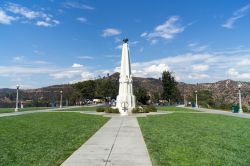 Monumento agli astronomi, si trova al centro del piazzale del Griffith Observatory a Los Angeles - © Giuseppe Torre / Shutterstock.com 