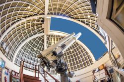 Dentro alla cupola: il telescopio principale del Griffith Observatory a Los Angeles - © Jorg Hackemann / Shutterstock.com 