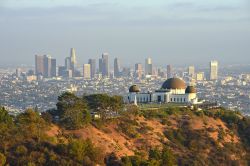 Panorama del Griffith Observatory e della sottostante città di Los Angeles - © saraporn / Shutterstock.com