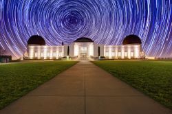 Fotografia a lunga posa del cielo stellato (startrail) al Griffith Observatory di Los Angeles. Si noti il percorso delle stelle che ruotando nel cielo segnalano la posizione del Polo Nord celeste ...