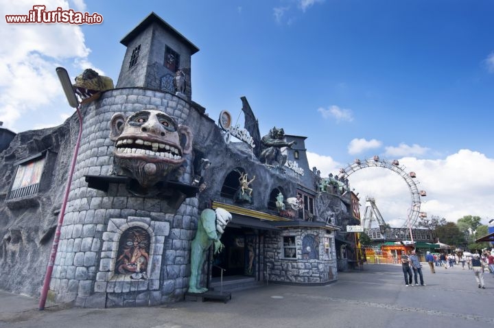 Immagine Una delle tante attrazioni al parco pubblico del Prater di Vienna - © Bokic Bojan / Shutterstock.com