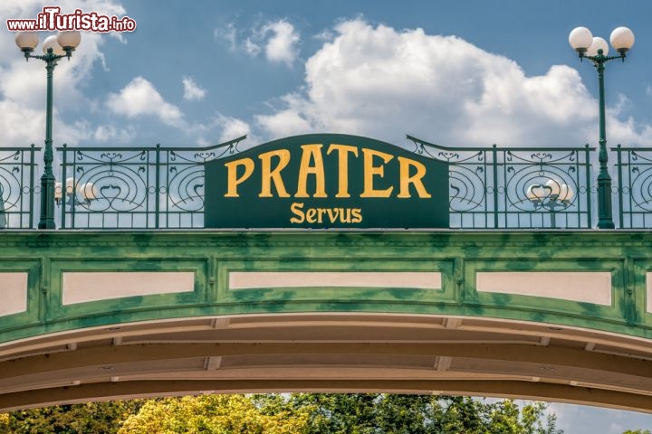 Immagine Insegna del Prater di Vienna, il parco pubblico più importante della capitale austriaca  - © Nick Fox / Shutterstock.com