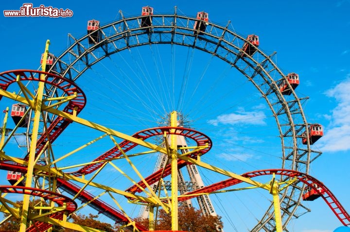 Immagine Montagne russe del parco giochi del Prater e in secondo piano la grande Ruota Panoramica di Vienna - © Lipskiy / Shutterstock.com