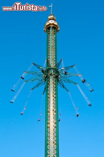 Immagine Praterturm, il calcinculo piu grande del mondo, alto 120 metri si trova al Prater di Vienna - © Lipskiy / Shutterstock.com