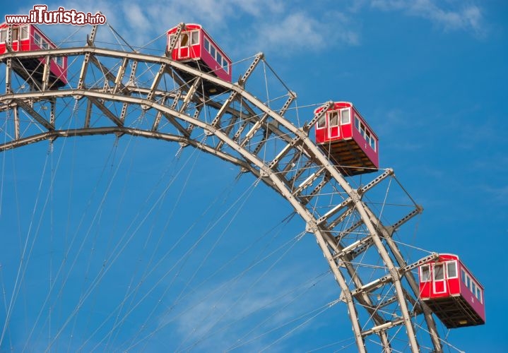 Immagine Wiener Riesenrad, la ruota panoramica del Prater a Vienna - © Anton Gvozdikov / Shutterstock.com