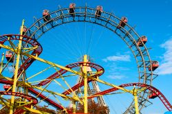 Montagne russe del parco giochi del Prater e ...