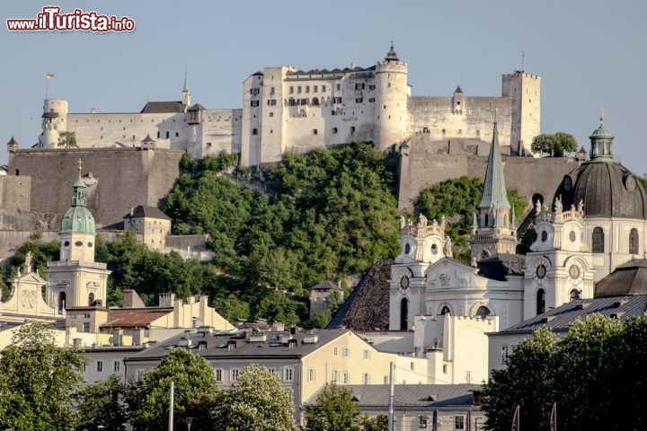 Immagine Il Castello di Salisburgo domina la città dall'alto della Festunberg, una collina che raggiunge i 549 metri di altezza. La fortezza chiamata Festung Hoensalzburg è visitabile e si può salire grazie ad una funicolare e salendo a piedi lungo una ripida stradina - © Alexandra Lande/ Shutterstock.com