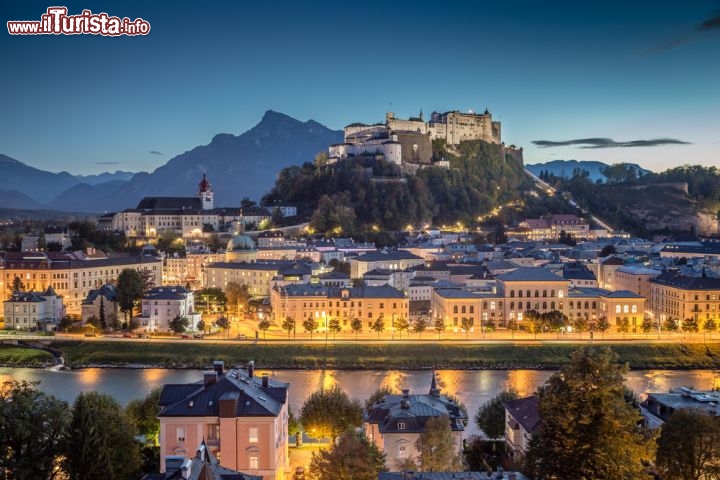 Immagine Crepuscolo a Salisburgo. La città dell'Austria risulta letteralmente dominata e sovrastata dalla grande fortezza di Hoehsalzburg - © canadastock / Shutterstock.com